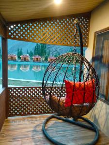 锡卡都Dream Nest Resort的鸟笼坐在门廊上