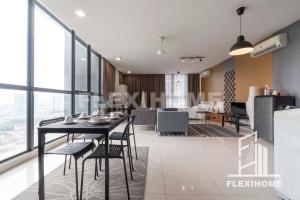 八打灵再也ATRIA SOFO Suites Petaling Jaya, Fantastic City-Wide View, Designed Suites, Spacious & Quiet Studio by Flexihome-MY的用餐室以及带桌椅的起居室。