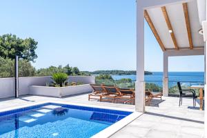 尼亚卢卡Villa Blue Panorama的一个带游泳池和庭院的别墅