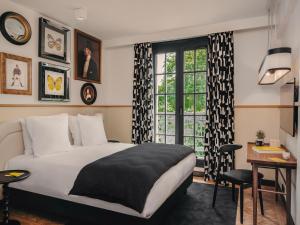 巴黎Solly Hôtel Paris的酒店客房设有床和窗户。