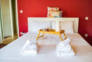 雅典Spacious and Modern Apt in the Suburbs of Athens的卧室配有一张白色的床和一张桌子