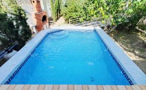 阿哈达Al Estraha Al Raqia Vila的院子里的大型蓝色游泳池