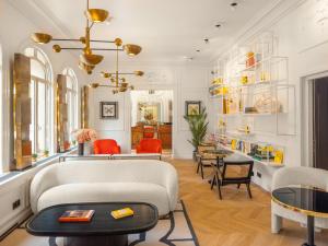 巴黎Solly Hôtel Paris的客厅配有沙发和桌子