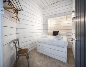 克利夫罗Bashall Barn的一间小卧室,配有一张床和一把椅子