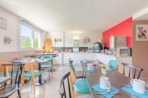 雷恩Appart'City Classic Rennes Ouest的厨房以及带桌椅的用餐室。