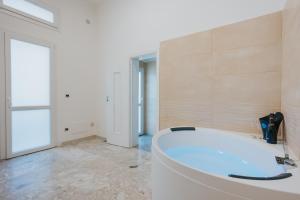 莱切B&B Nuovo Reale - CENTRO STORICO的客房内的浴室设有大浴缸