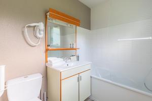 雷恩Appart'City Classic Rennes Ouest的浴室配有卫生间、盥洗盆和浴缸。