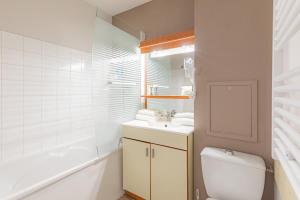 雷恩Appart'City Classic Rennes Ouest的浴室配有卫生间、盥洗盆和浴缸。