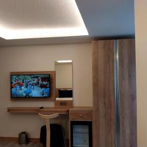 安卡拉Dab Hotel Ulus的客房设有电视和带镜子的书桌