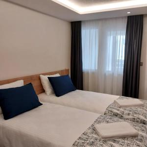 安卡拉Dab Hotel Ulus的酒店客房设有两张床和窗户。