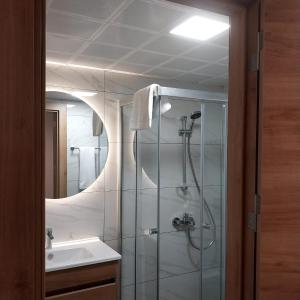 安卡拉Dab Hotel Ulus的一间带玻璃淋浴和水槽的浴室