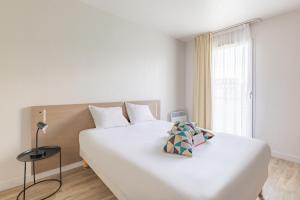 雷恩Appart'City Classic Rennes Ouest的卧室配有白色的床和窗户。