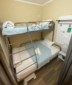 乌斯季卡缅诺戈尔斯克Hostel 5 Сapsule - rooms的客房内的双层床和毛巾