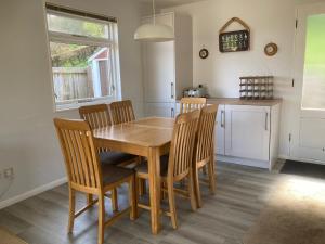 DaleColdstream Cottage的一间带木桌和椅子的用餐室