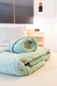 卡斯特利翁-德拉普拉纳Apartamento Capri Living Suites en Castellon的床上的一大堆毛巾