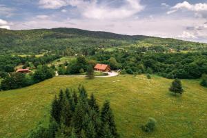 拉科维察吉洛维克纳拉农场酒店的草山房子的空中景色
