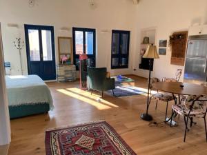 迈伊斯蒂Studio in the Aegean的卧室配有一张床和一张桌子