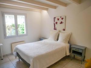 圣让-德吕兹Maison Villa Yoda的卧室配有白色的床和窗户。