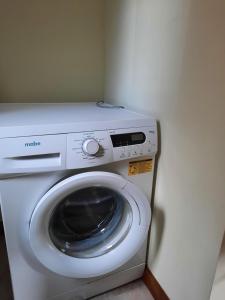 圣卡洛斯-德巴里洛切Pacha Home By A.M.A的客房内的洗衣机和洗衣机