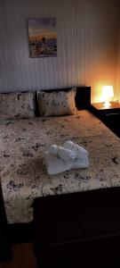 索佐波尔Paradise Camp Sozopol的一间卧室配有一张床,上面有两条毛巾
