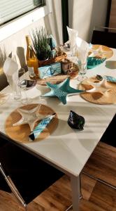 索佐波尔Paradise Camp Sozopol的一张桌子,上面有一条白色的桌布,上面有海星