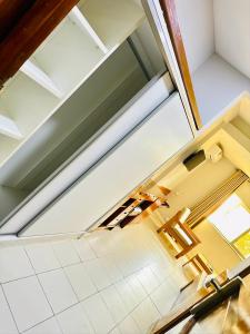 达累斯萨拉姆Royal Village Hotel的建筑物内自动扶梯的架空视图