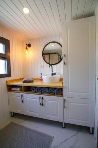 艾瓦勒克ELIES TINY GLAMPING的一间带水槽和镜子的浴室