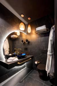 圣保罗湾城Ushuaia Playa Xemxija Boutique Hotel的一间带水槽和镜子的浴室