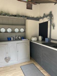 诺里奇Willow glamping的厨房配有白色橱柜和台面