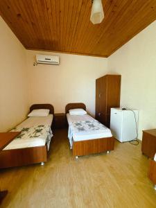 谢赫维蒂利Hotel "Qeti"的客房设有两张床和一台冰箱。