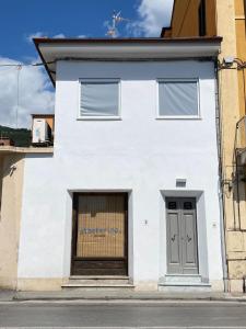 彼得拉桑塔Sogni d'artista的街道上一扇带门的白色建筑