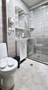 第比利斯Sierra Hotel Tbilisi的带淋浴、卫生间和盥洗盆的浴室