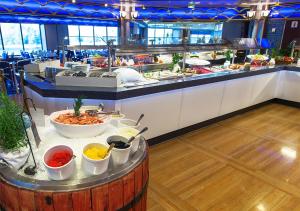 斯德哥尔摩Viking Line ferry Viking Cinderella - 2-night Cruise Stockholm-Helsinki-Stockholm的包含多种不同食物的自助餐