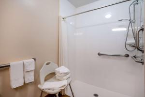 哥伦布哥伦布西速8酒店的一间带卫生间和淋浴的浴室