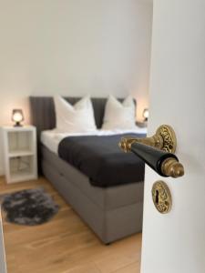 巴特哈尔茨堡Prinzenhof Suite的一间卧室配有带白色枕头的床