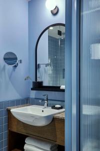 剑桥Hyatt Centric Cambridge的浴室设有白色水槽和镜子