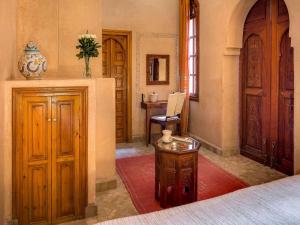 马拉喀什Marrakech Riads, Angsana Heritage Collection的卧室配有一张床和一张桌子