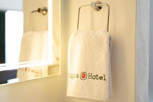 杜塞尔多夫Jupa's Hotel的挂在镜子旁的浴室里的毛巾