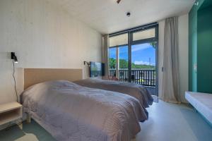 霍尔滕RS Noatun的一间卧室设有两张床和大窗户