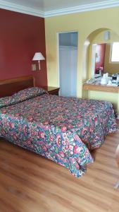 默塞德斯拉博尔汽车旅馆的酒店客房,配有一张带花卉床罩的床