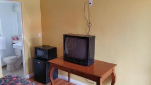 默塞德斯拉博尔汽车旅馆的坐在木桌旁的电视机