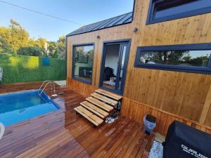 İznikAntik Tiny House的一个带游泳池和房子的木甲板
