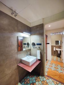 哥印拜陀Ibex River Resort, Pollachi的一间带水槽和卫生间的浴室