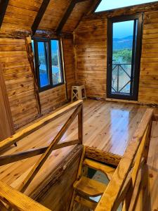İznikBungalow In Iznik的一间空空房间,设有木地板和木舱内的窗户