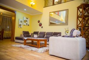 阿鲁沙Cornerstone Villas的客厅配有沙发和桌子