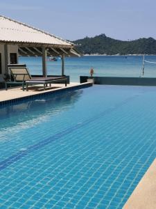 通奈潘海滩Thong Nai Pan Beach Resort的海景游泳池