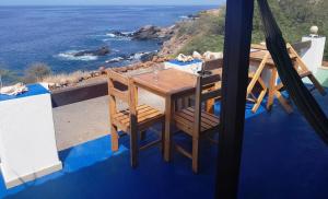 Cidade VelhaPousada Villa Concetta的阳台上的木桌和椅子