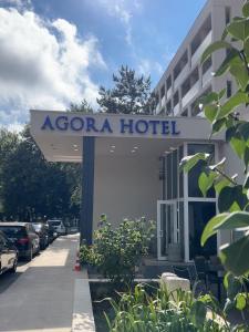 尼普顿Hotel Agora的大楼前的酒店标志