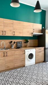 什切青Beautiful rooms in the center的厨房配有洗衣机和绿色的墙壁