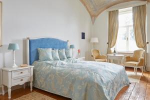 马德Barta Pince Rákóczi Lakosztályok的一间卧室配有蓝色床和蓝色棉被